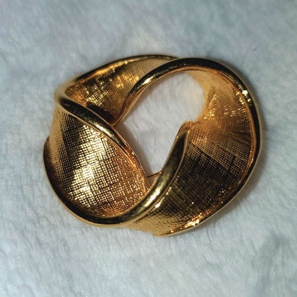 Napier Gold Tone Twisted Ribbon Brooch - Picture 5 of 8